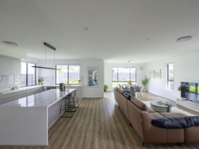 Modern Elegance Spacious 5BR Retreat in Rochedale